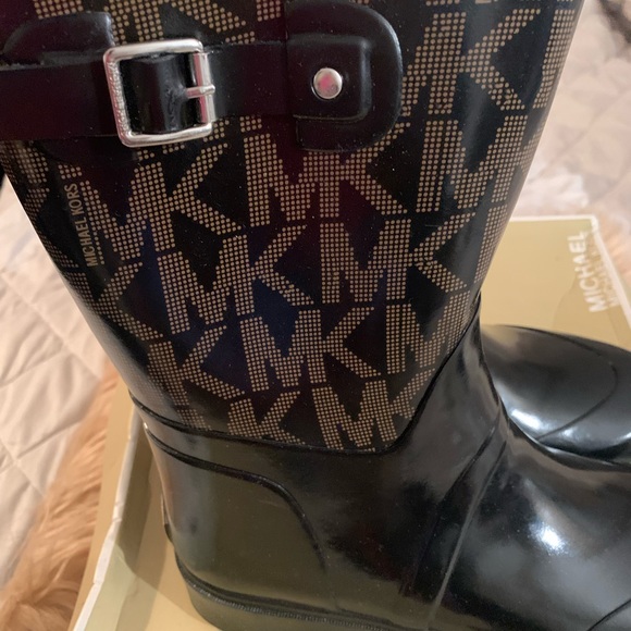 MICHAEL KORS BLACK RAIN BOOT. - Picture 3 of 5